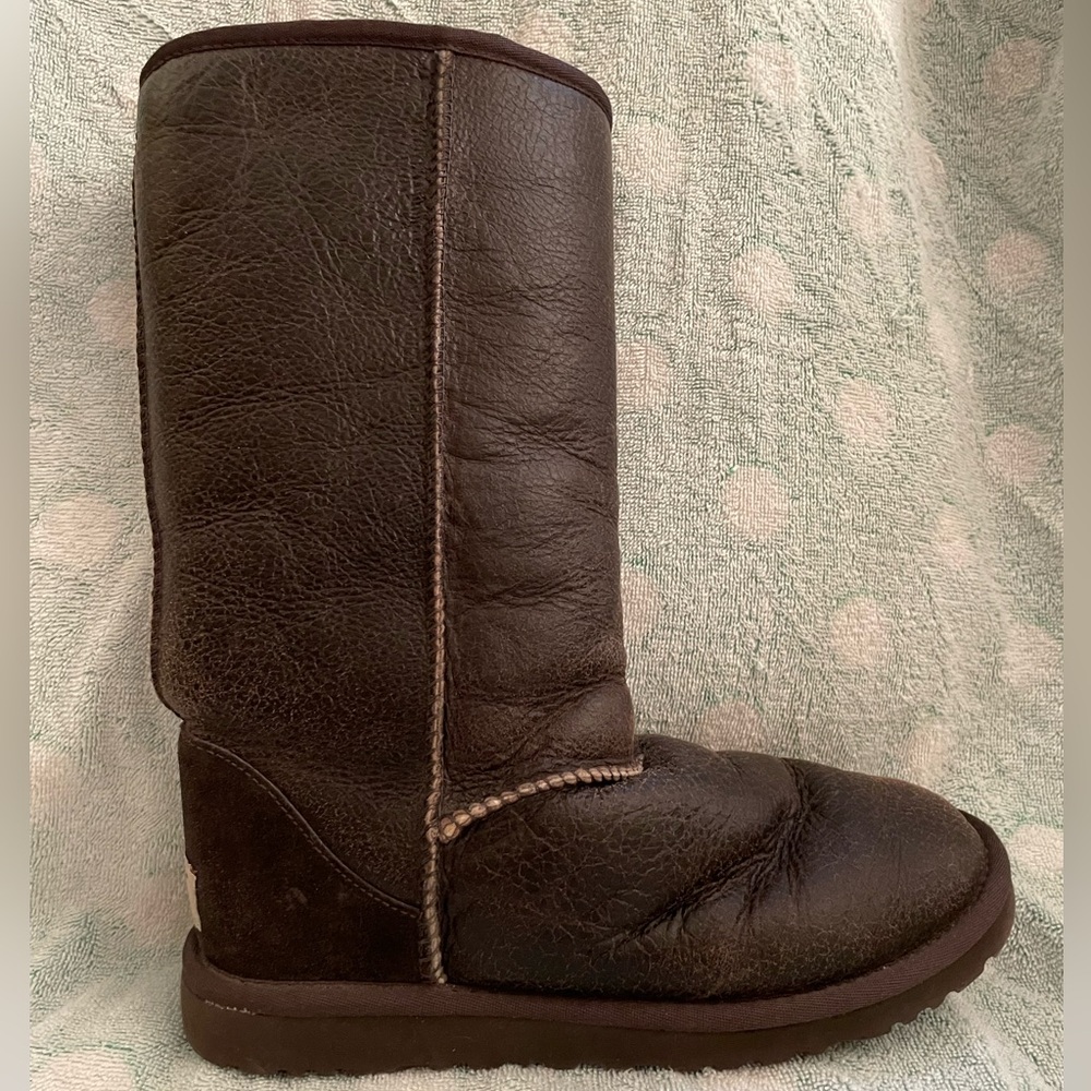 Women’s: UGG Tall Boot w/ Sheepskin (Size: 6 Wide)